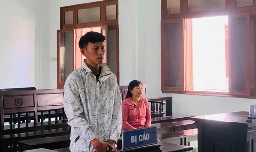 Bị cáo Lê Ngọc Sang đã làm giả giấy tờ xe, đem ô tô của vợ đi bán cho nhiều người để có tiền tiêu xài, cờ bạc. Ảnh: Thế Minh