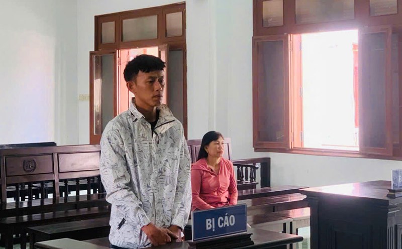 Bị cáo Lê Ngọc Sang đã làm giả giấy tờ xe, đem ô tô của vợ đi bán cho nhiều người để có tiền tiêu xài, cờ bạc. Ảnh: Thế Minh