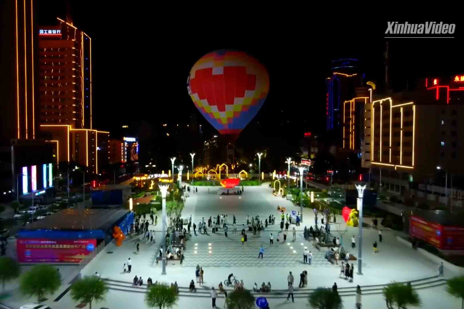 Chợ đêm ở Bạch Ngân, Trung Quốc. Ảnh: Xinhua