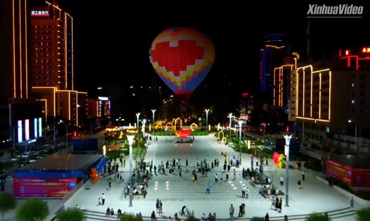 Chợ đêm ở Bạch Ngân, Trung Quốc. Ảnh: Xinhua