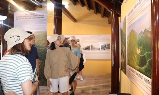 Nhiều du khách dừng chân tham quan Hải Vân Quan khi đến tham quan Huế và Đà Nẵng. Ảnh: Nguyễn Linh