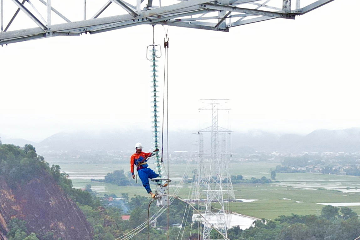Công nhân thật nhỏ bé trên cột điện đường dây 500kV mạch 3