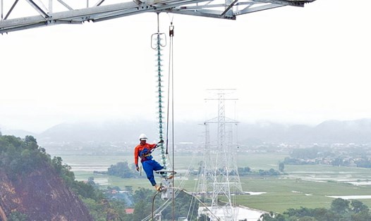 Công nhân thật nhỏ bé trên cột điện đường dây 500kV mạch 3
