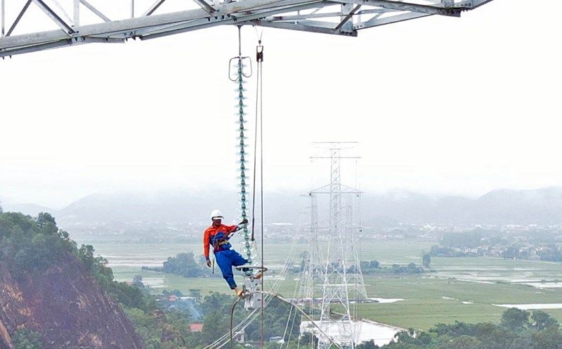 Công nhân thật nhỏ bé trên cột điện đường dây 500kV mạch 3