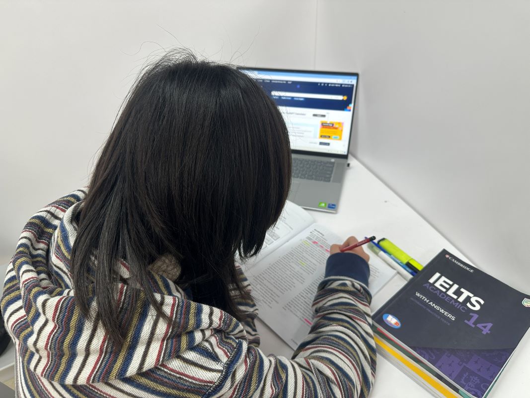 Những năm gần đây, phụ huynh, học sinh đổ xô ôn thi chứng chỉ IELTS để tìm kiếm cơ hội vào đại học. Ảnh: Anh Đức