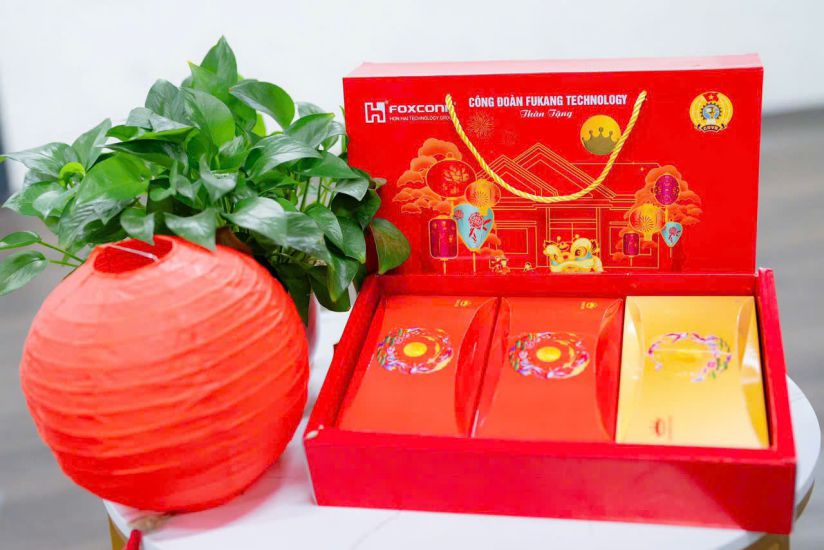 Suất quà trung thu được Công đoàn cơ sở Công ty TNHH Fukang Technology (tỉnh Bắc Giang) tặng cho người lao động trước khi nghỉ lễ 2.9. Ảnh: Bảo Hân