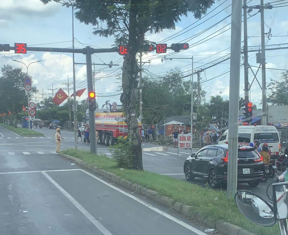 The scene of the accident that left two people dead on the spot in Binh Chanh. Photo: Dong Hoang