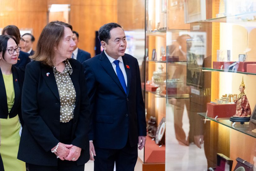 Chủ tịch Quốc hội Trần Thanh Mẫn và Chủ tịch Thượng viện Australia Sue Lines tham quan Phòng Truyền thống Quốc hội Việt Nam. Ảnh: Quochoi.vn