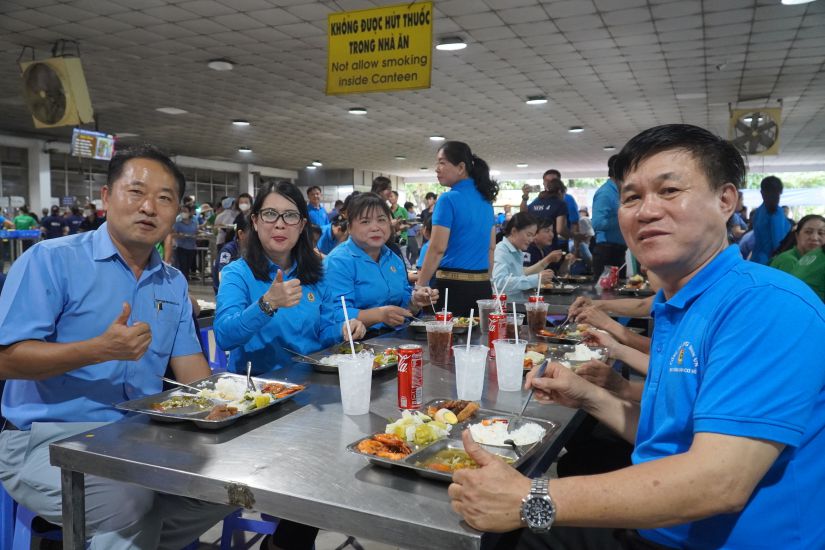 Bữa cơm Công đoàn tại Công ty TNHH Changshin Việt Nam ngoài người lao động còn có đại diện Ban giám đốc Công ty và Công đoàn các cấp ở Đồng Nai. 
Ảnh: Hà Anh Chiến