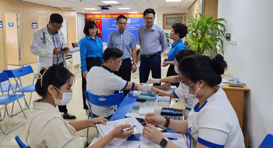 LĐLĐ quận Tây Hồ tổ chức khám sức khỏe miễn phí cho người lao động. Ảnh: LĐLĐ quậnTây Hồ