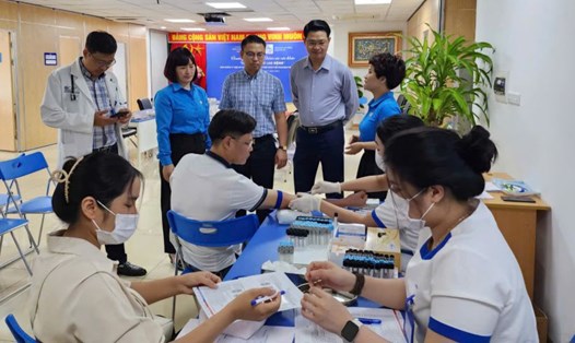 LĐLĐ quận Tây Hồ tổ chức khám sức khỏe miễn phí cho người lao động. Ảnh: LĐLĐ quậnTây Hồ