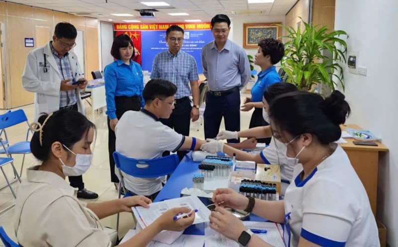 LĐLĐ quận Tây Hồ tổ chức khám sức khỏe miễn phí cho người lao động. Ảnh: LĐLĐ quậnTây Hồ