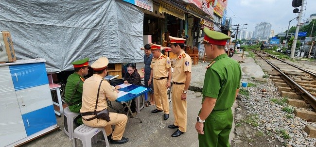 Huyện Thanh Trì xóa lối đi tự mở cắt ngang đường sắt