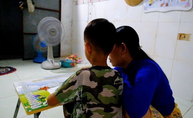 Công nhân loay hoay với việc sắp xếp thời gian đưa đón con đi học. Ảnh: Mỹ Ly