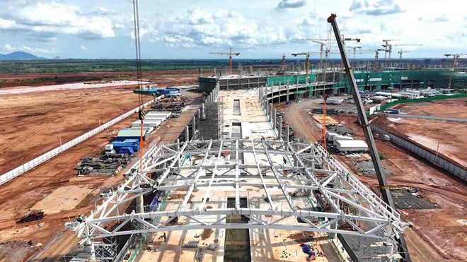 Hình ảnh lắp dựng mái thép 32.000 tấn ở sân bay Long Thành