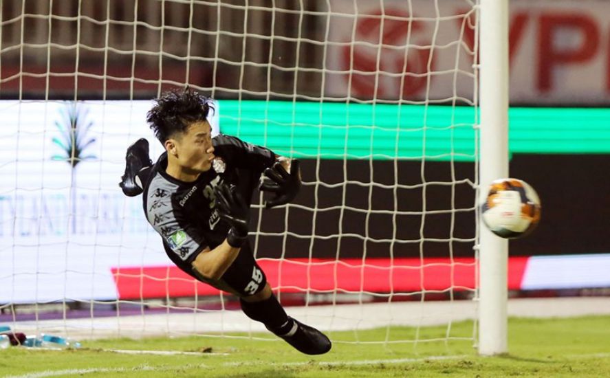 Bùi Tiến Dũng phải nỗ lực cạnh tranh suất chính thức trong màu áo TPHCM. Ảnh: Thanh Vũ