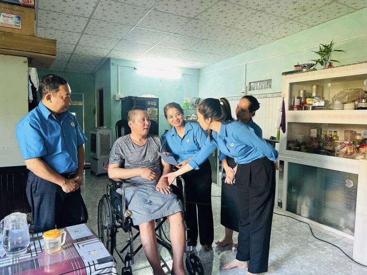 Công đoàn thăm hỏi, động viên người lao động có hoàn cảnh khó khăn. Ảnh: THANH TUẤN