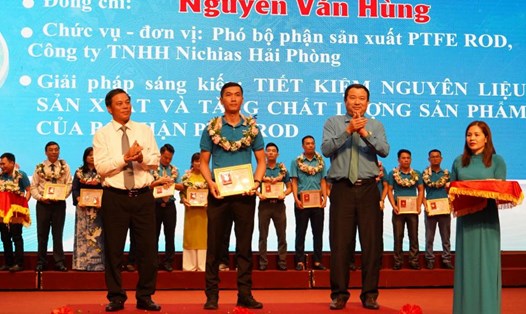 Anh Nguyễn Văn Hùng nhận Bằng Lao động sáng tạo của Tổng LĐLĐ Việt Nam. Ảnh: Mai Dung