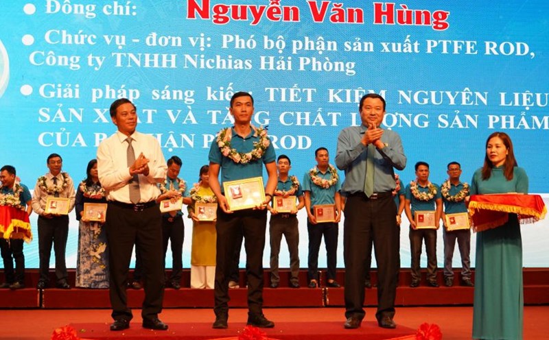 Anh Nguyễn Văn Hùng nhận Bằng Lao động sáng tạo của Tổng LĐLĐ Việt Nam. Ảnh: Mai Dung