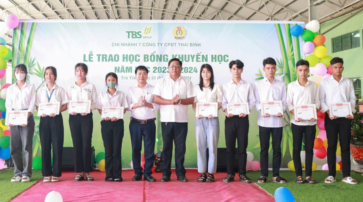 Lãnh đạo Huyện ủy Trà Cú (tỉnh Trà Vinh) trao học bổng cho học sinh, sinh viên con đoàn viên CĐCS Chi nhánh 7, Công ty CP Đầu tư Thái Bình. Ảnh: LĐLĐ tỉnh Trà Vinh