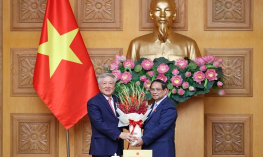 Thủ tướng Chính phủ Phạm Minh Chính chúc mừng ông Nguyễn Hòa Bình được bổ nhiệm giữ chức Phó Thủ tướng Chính phủ. Ảnh: Nhật Bắc