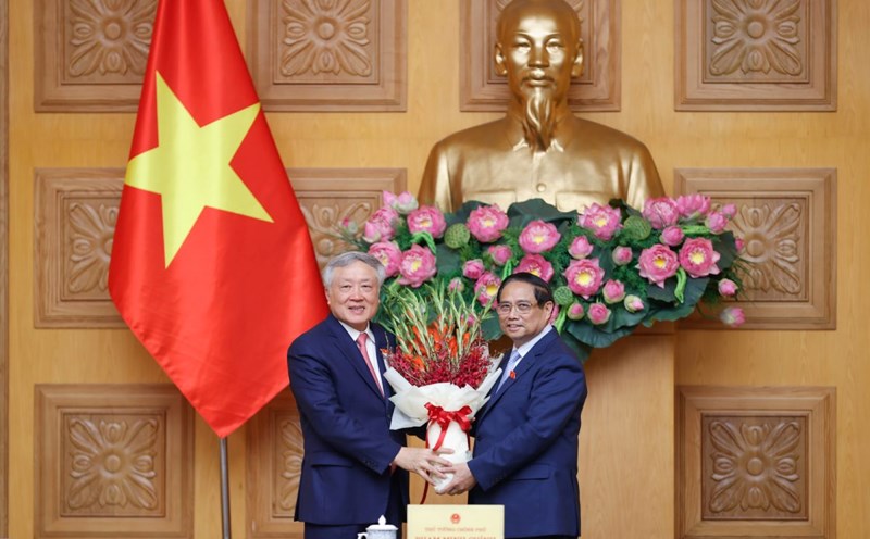 Thủ tướng Chính phủ Phạm Minh Chính chúc mừng ông Nguyễn Hòa Bình được bổ nhiệm giữ chức Phó Thủ tướng Chính phủ. Ảnh: Nhật Bắc