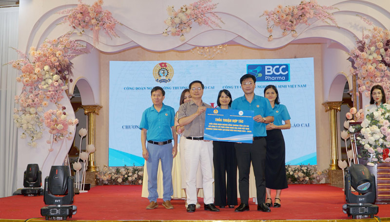 Hai đơn vị ký kết thỏa thuận trong công tác chăm lo cho đoàn viên công đoàn trong ngành Công thương Lào Cai. Ảnh: Vân Thảo.
