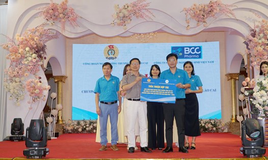 Hai đơn vị ký kết thỏa thuận trong công tác chăm lo cho đoàn viên công đoàn trong ngành Công thương Lào Cai. Ảnh: Vân Thảo.