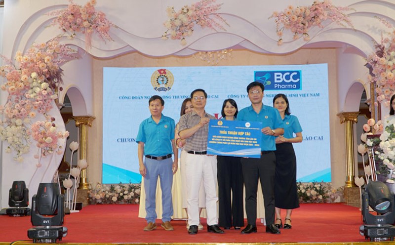 Hai đơn vị ký kết thỏa thuận trong công tác chăm lo cho đoàn viên công đoàn trong ngành Công thương Lào Cai. Ảnh: Vân Thảo.
