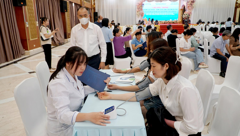 Health care activities for trade union members. Photo: Van Thao