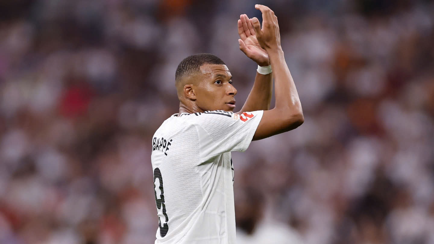 Thấy gì từ màn chào sân Bernabeu của Mbappe và Endrick?