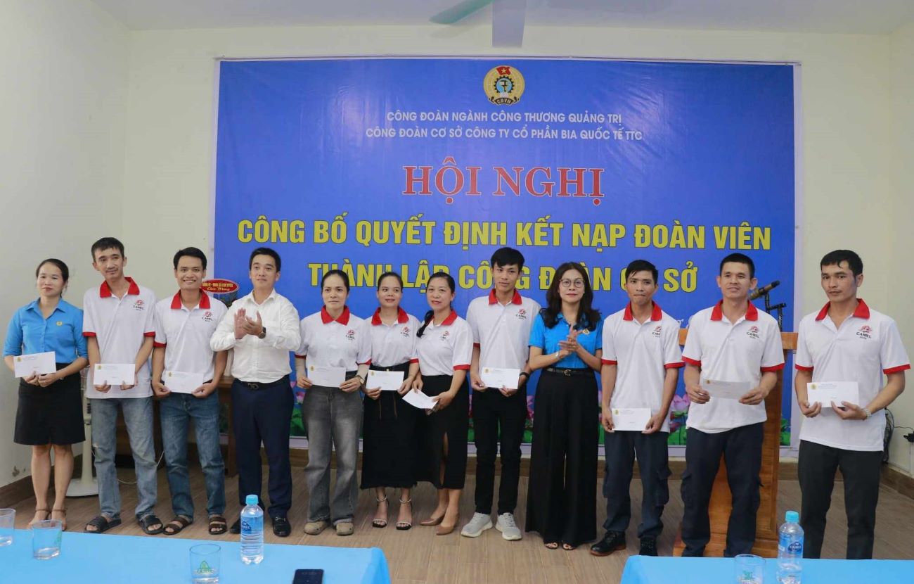 Leaders of the Confederation of Labor of Quang Tri province and the Department of Industry and Trade of Quang Tri province presented gifts to workers. Photo: Hung Tho.