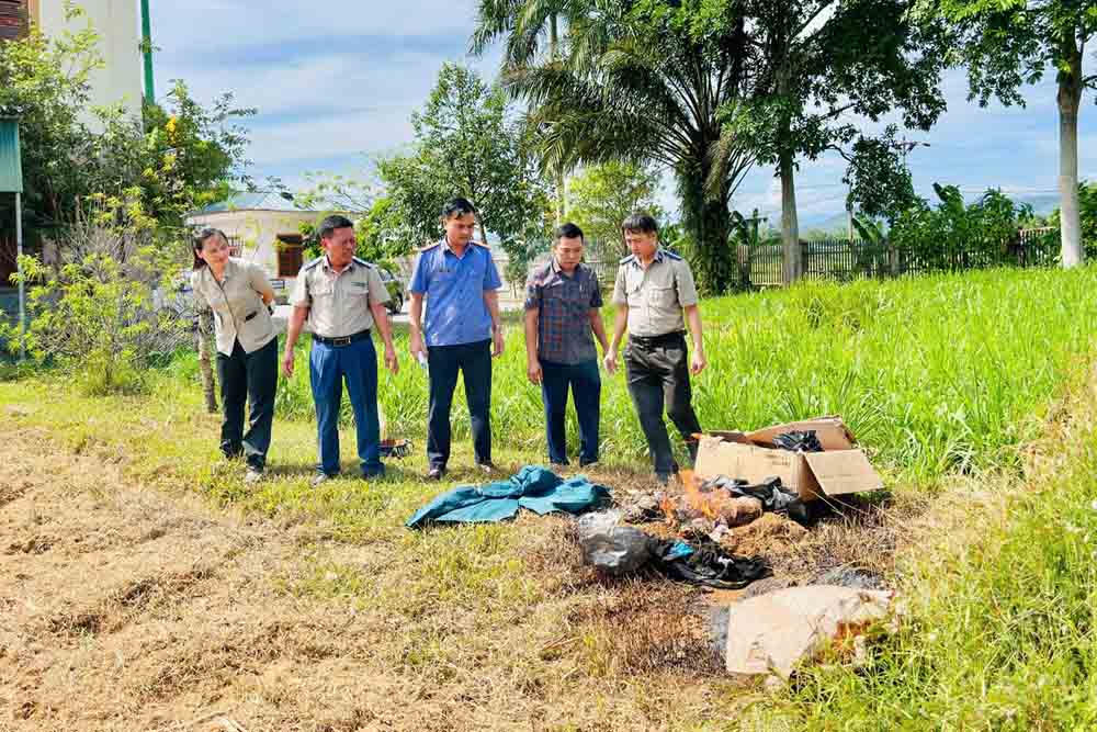 Tiến hành đốt tiêu hủy 5 cá thể hổ con cấp đông. Ảnh: Quang Tuấn.