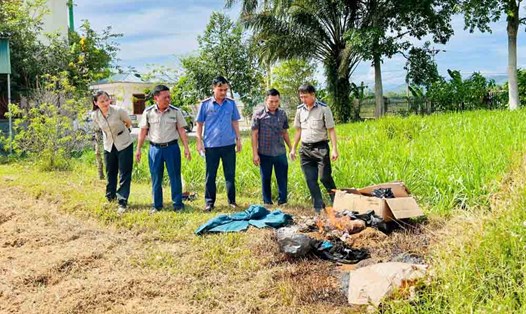 Tiến hành đốt tiêu hủy 5 cá thể hổ con cấp đông. Ảnh: Quang Tuấn.