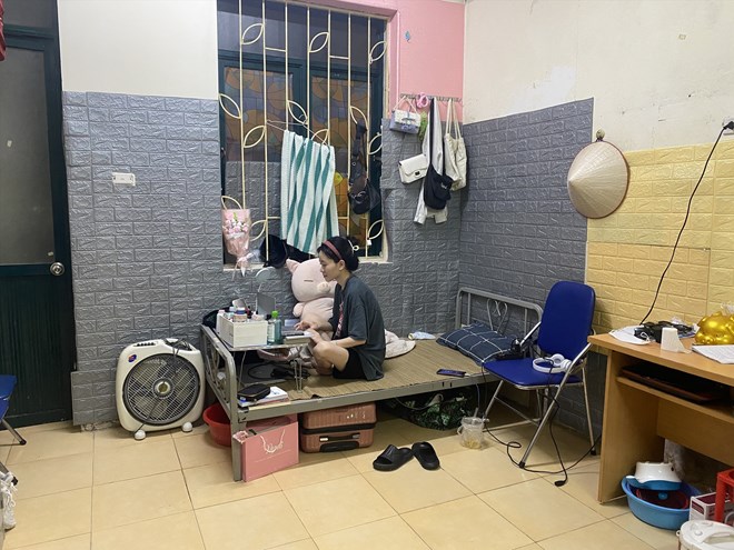 Phòng trọ tăng giá, nhiều tân sinh viên tìm nơi ở nhờ, chờ qua tháng cao điểm. Ảnh: Tuyết Lan 