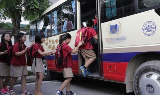 Hà Nội vẫn còn hiện tượng xe đưa đón học sinh không đảm bảo an toàn. Ảnh: Tuấn Lương