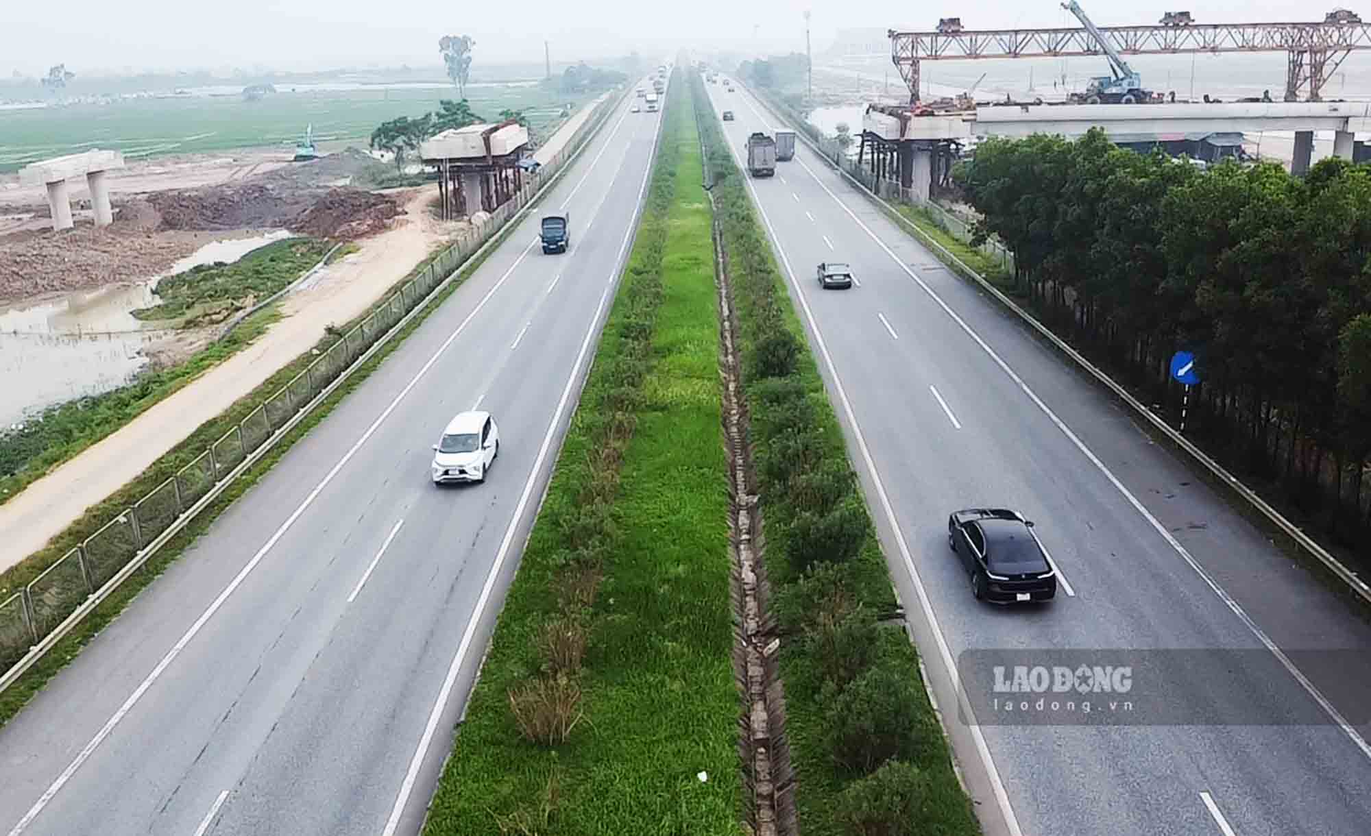 Recorded on August 26, after more than a year of construction, the 11th level overpass on the Hanoi - Thai Nguyen expressway is gradually appearing.