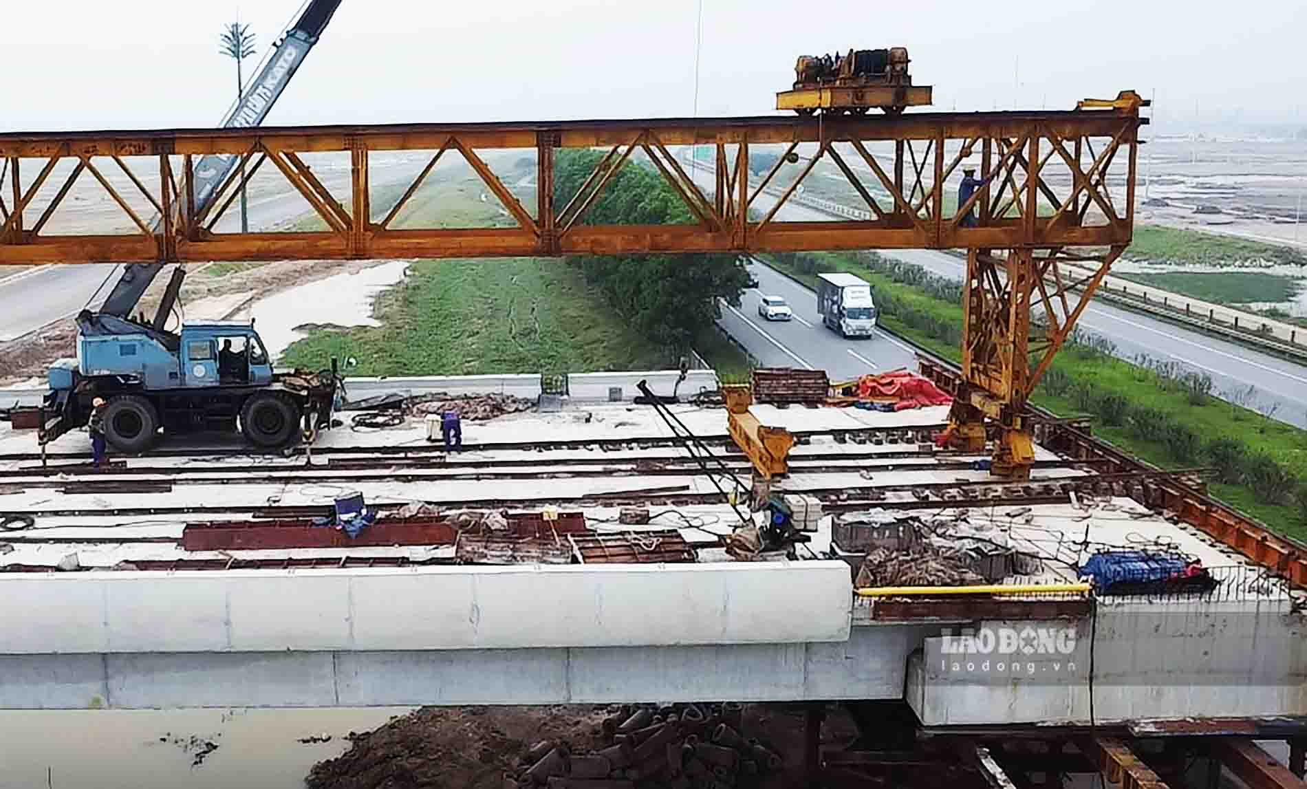 Anh Trần Văn Sang - Công nhân hàn tại công trường cho biết, việc thi công trên độ cao hàng chục mét, phía dưới là đường cao tốc xe cộ lưu thông nên các biện pháp an toàn được tuân thủ chặt chẽ.