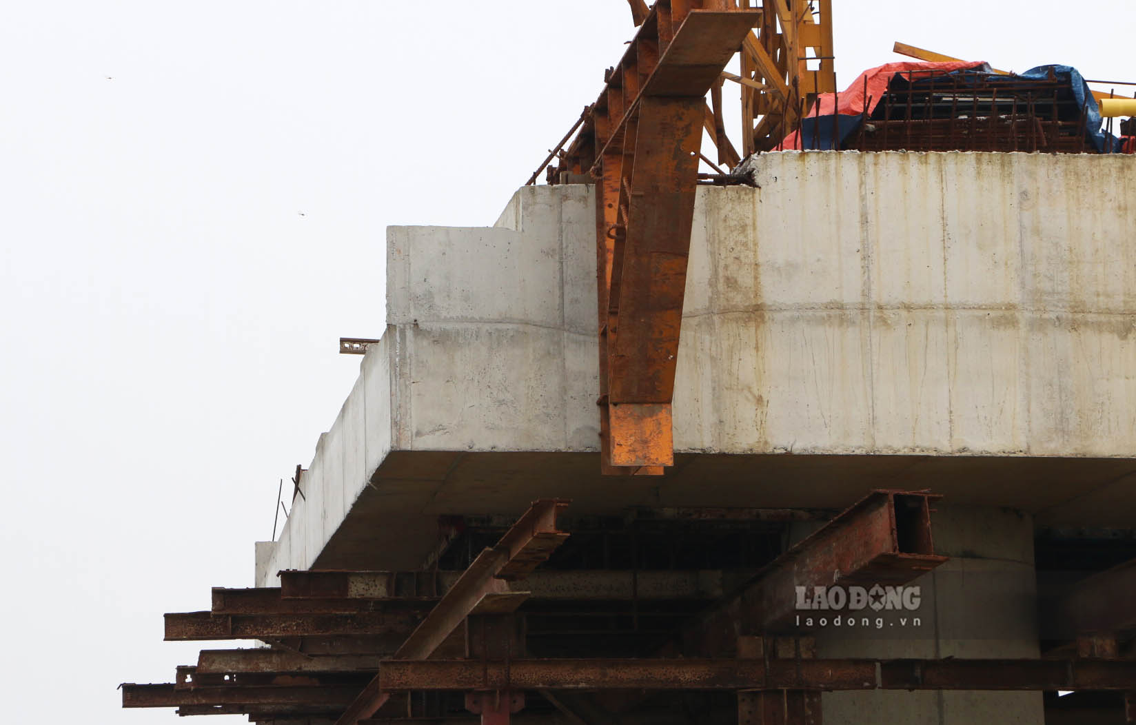 On the side of Yen Phong II-A Industrial Park, after having the site, construction of bridge abutments and piers is underway.