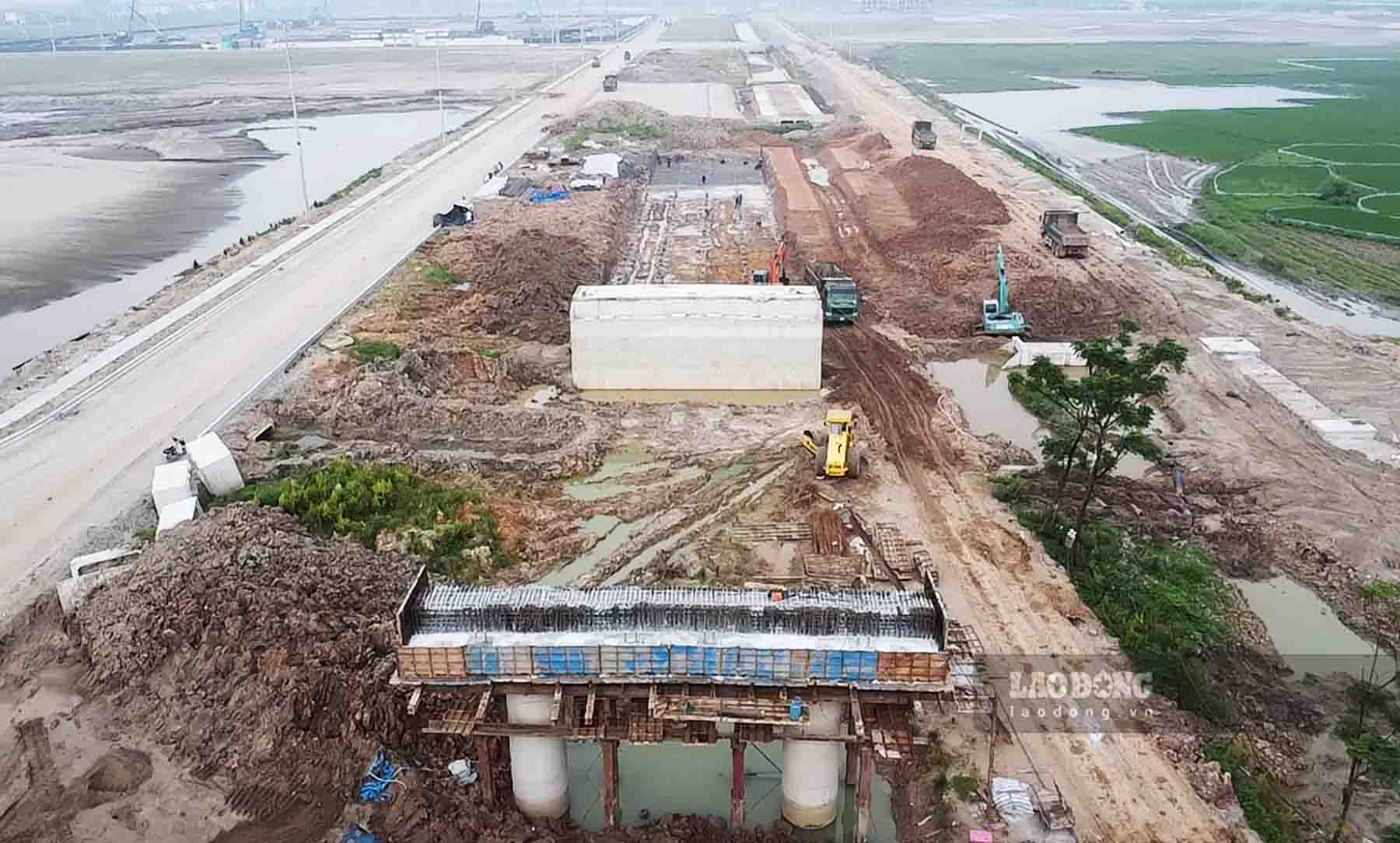 On the side of Yen Phong II-A Industrial Park, after having the site, construction of bridge abutments and piers is underway.