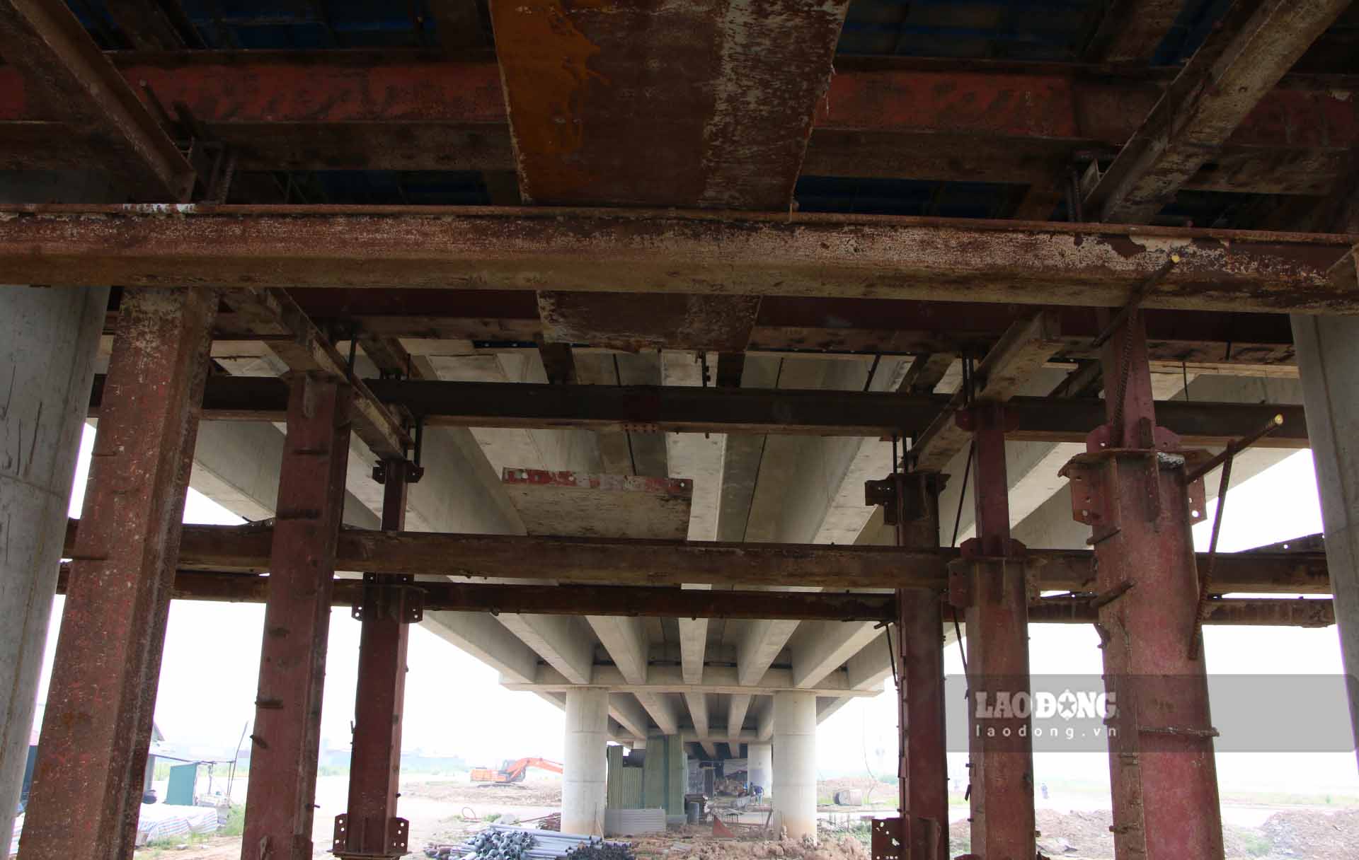 The bridge beams are constructed using cast-in-place prestressed concrete technology, which is quite popular in today's highway overpass construction.