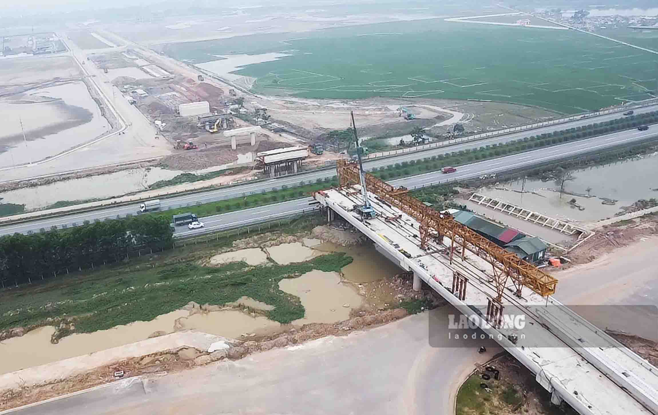 The overpass is different from the Hanoi Thai Nguyen Expressway intersection at km 18 + 950 in the provincial road construction investment project dt285b