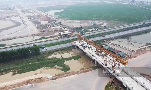 Cầu vượt cao tốc Hà Nội - Thái Nguyên tại lý trình km 18+950.