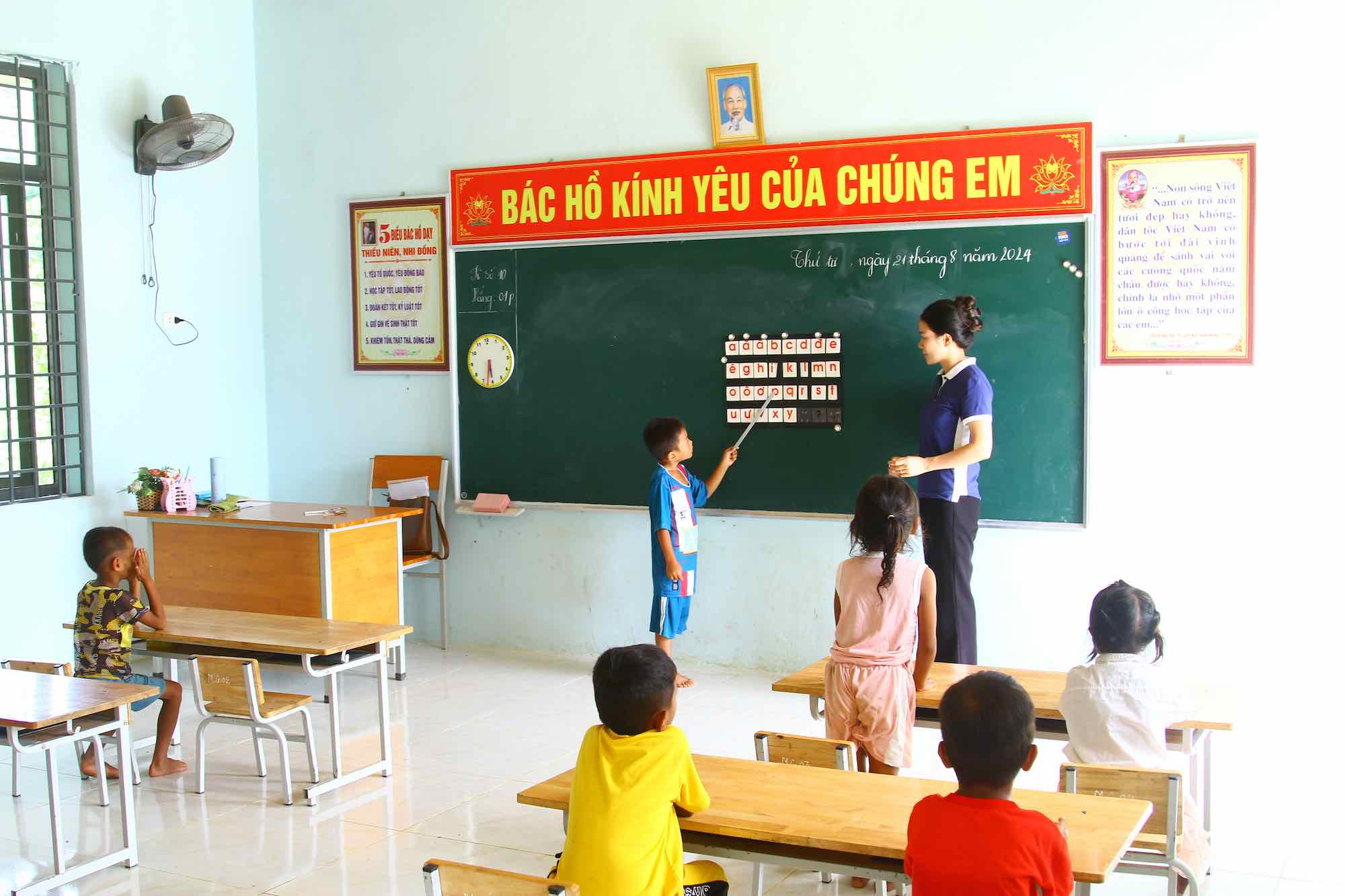 Dạy chữ cho các em chuẩn bị vào lớp 1