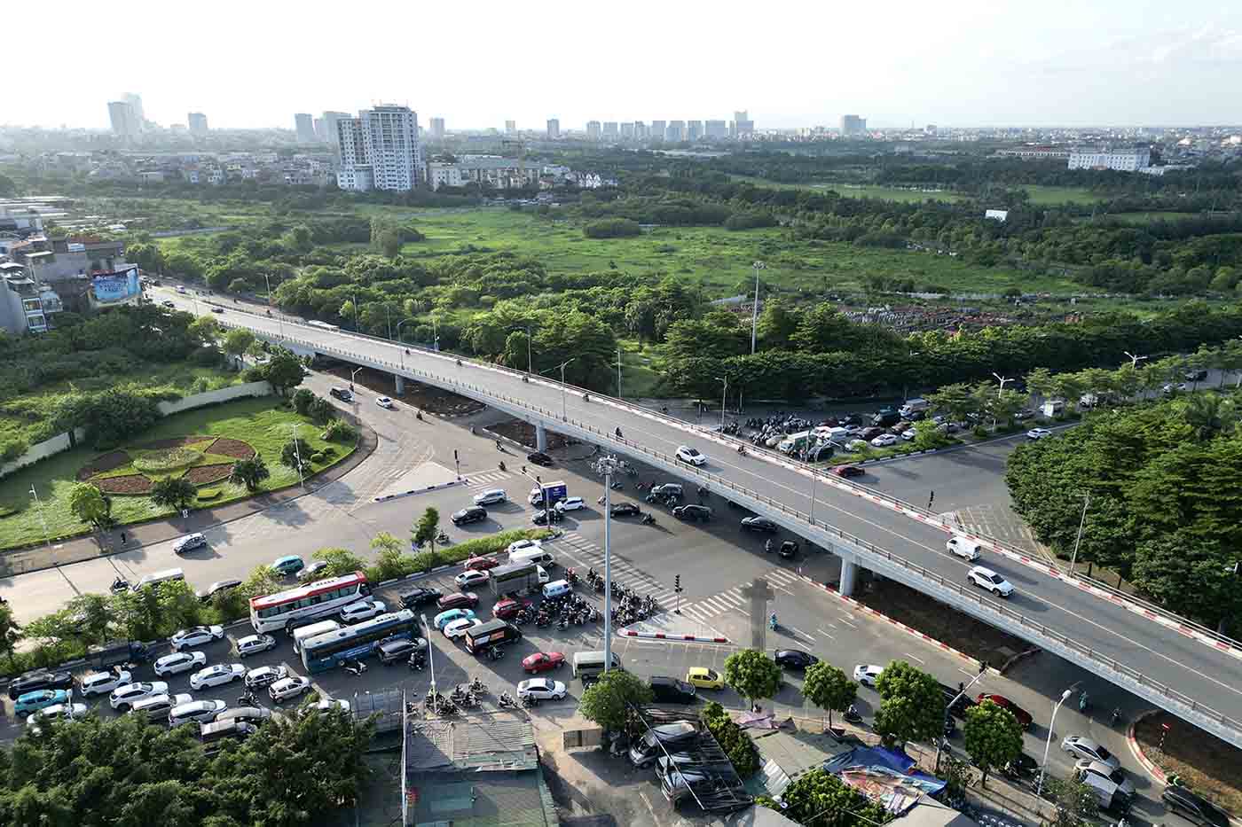 Co Linh intersection - Vinh Tuy bridge (Long Bien, Hanoi) is about to have an underground tunnel built. Photo: Huu Chanh