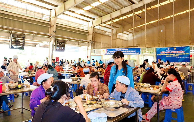 Ms. Nguyen Thi Kim Lien - Member of the Presidium of the General Confederation of Labor, President of the Trade Union of Tay Ninh Economic Zone visited workers at the Trade Union Meal organized by the Communist Union of Pou Li Vietnam Co., Ltd. Photo: Phuong Dung