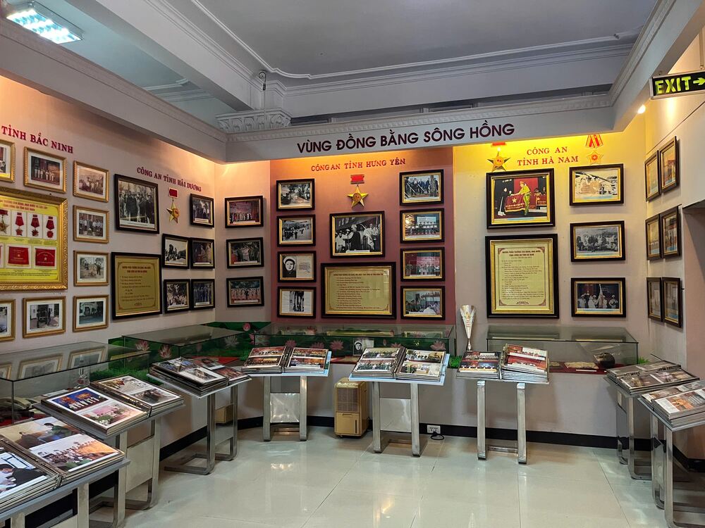 The first floor displays images of police forces in different areas such as Hanoi, Ho Chi Minh City, the Red River Delta... In addition, here also records the achievements of the police forces in each place. Party and state take note.