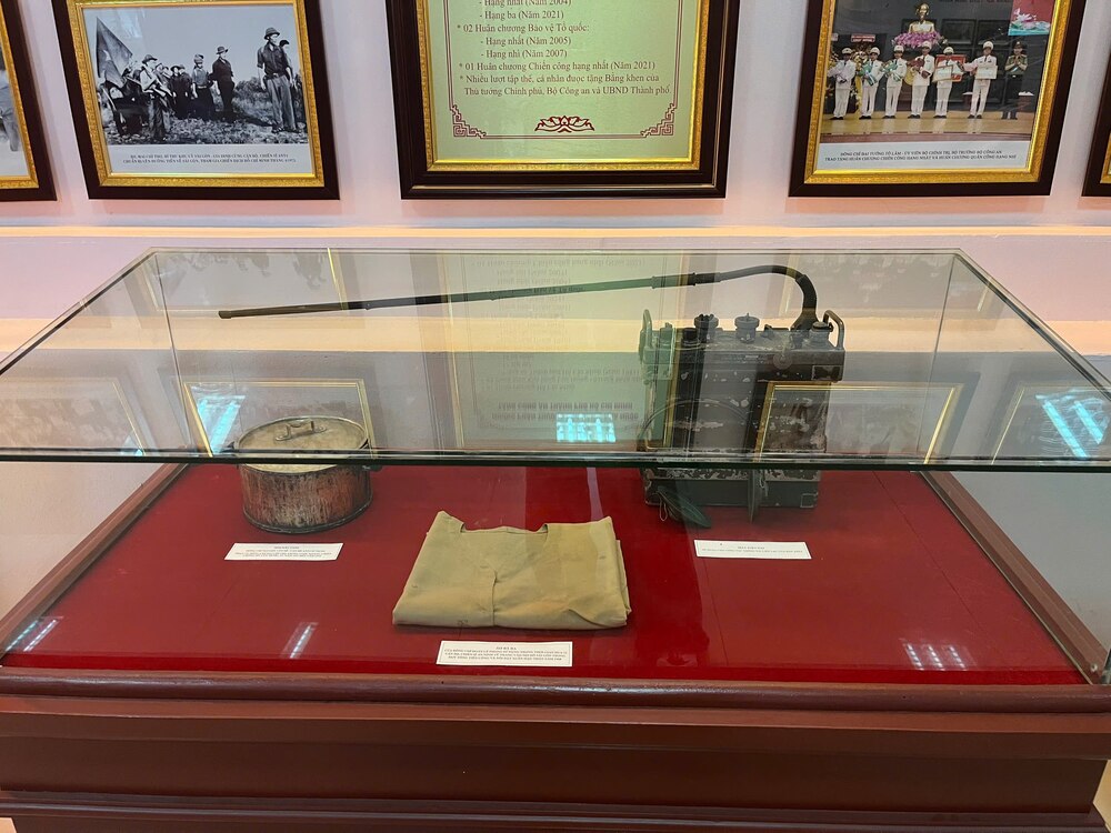 The second floor displays many artifacts related to the history of early police such as shirts, hats, guns, means of communication, newspapers, weapons... of reactionaries during disruptive protests.