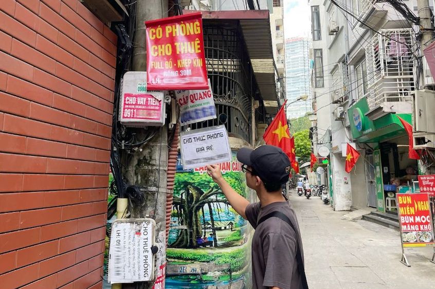 Students are busy looking for accommodation in Hanoi to prepare for admission. Photo: Trung Duc