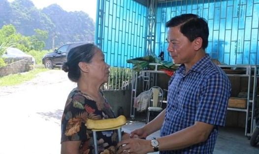 Ông Đỗ Trọng Hưng - Ủy viên TƯ Đảng, Bí thư Tỉnh ủy Thanh Hóa trò chuyện với gia đình thuộc diện giải tỏa cho dự án. Ảnh: Trần Lâm